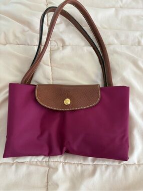 Longchamp le pliage deep pink medium tote with zipper, white interior, used